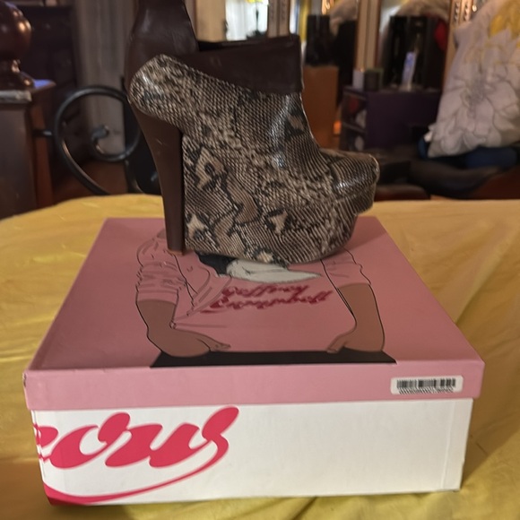 Wedge snake boot, back zipper. Slight imperfections on right back - Picture 4 of 8